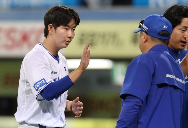 Winning pitcher Jang Chan-heo (left) and Haifa Ibhah with manager Park Jin-man (right). /Photo=Samsung Lions