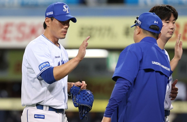 Saves pitcher Kim Jae-yoon (left) and Haifa Ibhah with manager Park Jin-man (right). /Photo=Samsung Lions