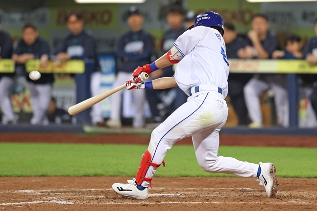 Park Seung-kyu hitting a tying three-run home run. /Photo=Samsung Lions
