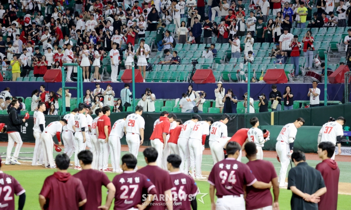 SSGランダースの選手たちが2日、仁川(インチョン)SSGランダースフィールドで行われたキウムヒーローズと2026新韓(シンハン)SOLKBOリーグのホーム試合で6-12で敗れた後、ファンに頭を下げて挨拶している。 /写真=姜永祚(カン·ヨンジョ)先任記者