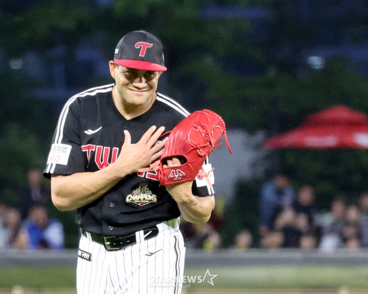 Chirinos is seen apologizing after issuing an intentional walk to Kia Adelin in the bottom of the 4th inning with two outs and bases loaded during the KIA Tigers vs. LG Twins game to be held at GwangjuKIA Champions Field on the 21st. /Photo=Senior reporter Kang Young-jo