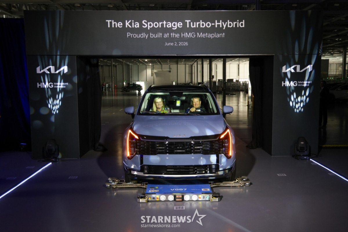 [Seoul=NEWSIS] Kia Motors America and Hyundai Motor Group MetaPlant America (HMGMA) held a ceremony on the 2nd (local time) at HMGMA in Elba, Georgia, U.S., to commemorate the start of Sportage HEV production. The Kia Sportage HEV is the first Kia model and the first HEV produced at HMGMA, and the third vehicle produced at the facility following the Hyundai Ioniq 5 and Ioniq 9. The photo shows the first HMGMA-produced Kia Sportage HEV, carrying Ms. Marty Kemp and Georgia Governor Brian P. Kemp, being transported on an autonomous mobile robot (AMR) onto the stage. (Photo=Kia) 2026.06.03. photo@newsis.com *Resale and DB prohibited /Photo=Ryu Hyun-ju