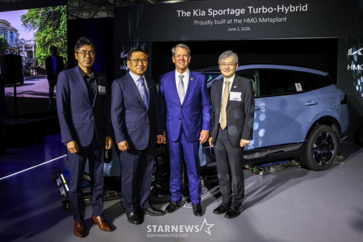 [Seoul=NEWSIS] Kia Motors America and Hyundai Motor Group MetaPlant America (HMGMA) held a ceremony on the 2nd (local time) at HMGMA in Elba, Georgia, U.S., to commemorate the start of Sportage HEV production. The Kia Sportage HEV is the first Kia model and the first HEV produced at HMGMA, and the third vehicle produced at the facility following the Hyundai Ioniq 5 and Ioniq 9. The photo shows a commemorative group photo of HMGMA Executive Vice President Heo Tae-sang (from the left), Kia North America Regional Head and Kia Motors America President Yoon Seung-gyu (President), Georgia Governor Brian Kemp, and Consul General Lee Jun-ho of Atlanta. (Photo=Kia) 2026.06.03. photo@newsis.com *Resale and DB prohibited /Photo=Ryu Hyun-ju