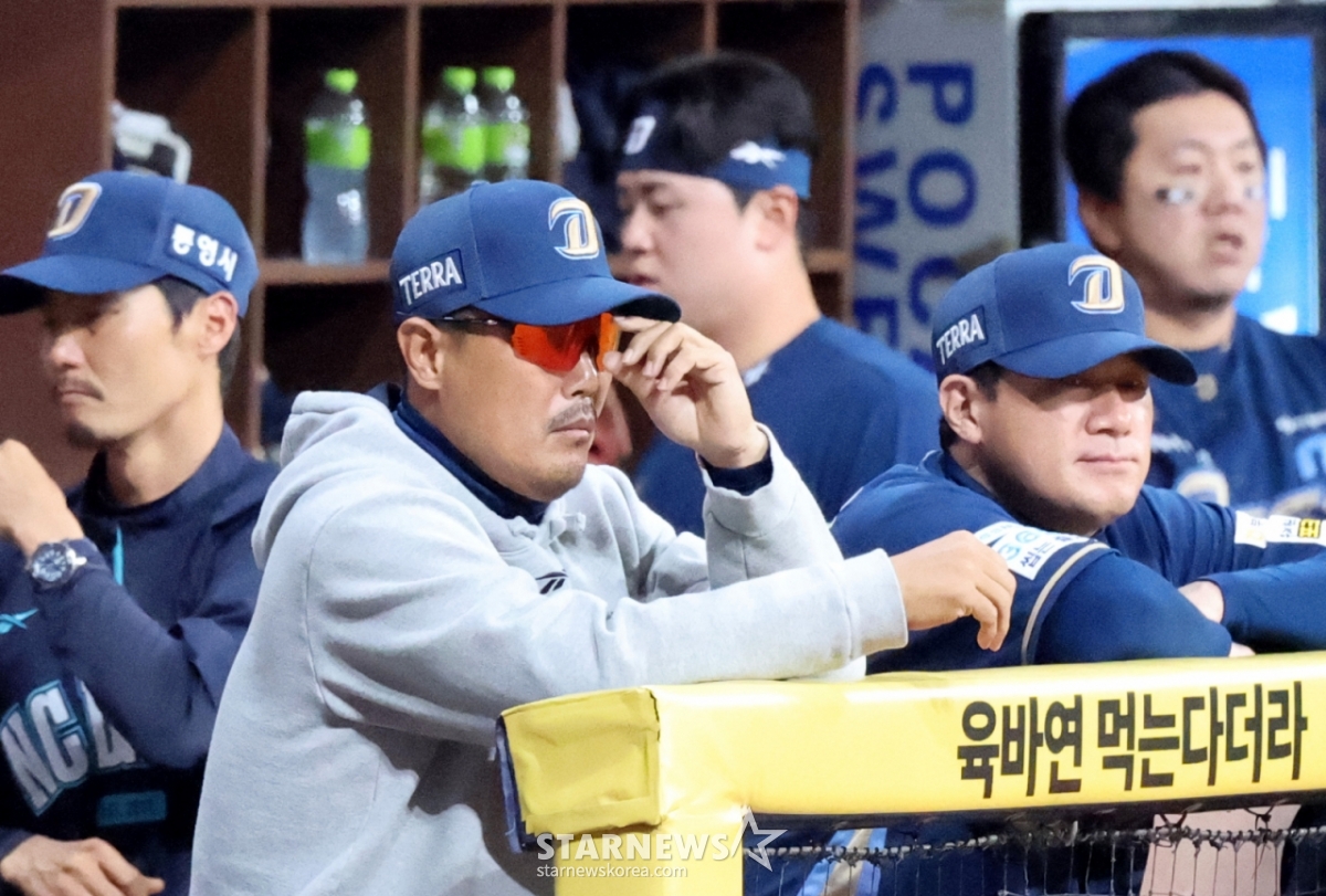 El entrenador Lee Ho-jun de NC observa el campo en el partido entre Kiwoom Heroes y NC Dinos de la Liga KBO 2026, que se jugará el 21 en el Gocheok Sky Dome. 2026.04.21. /Foto=reportero Kang Young-jo