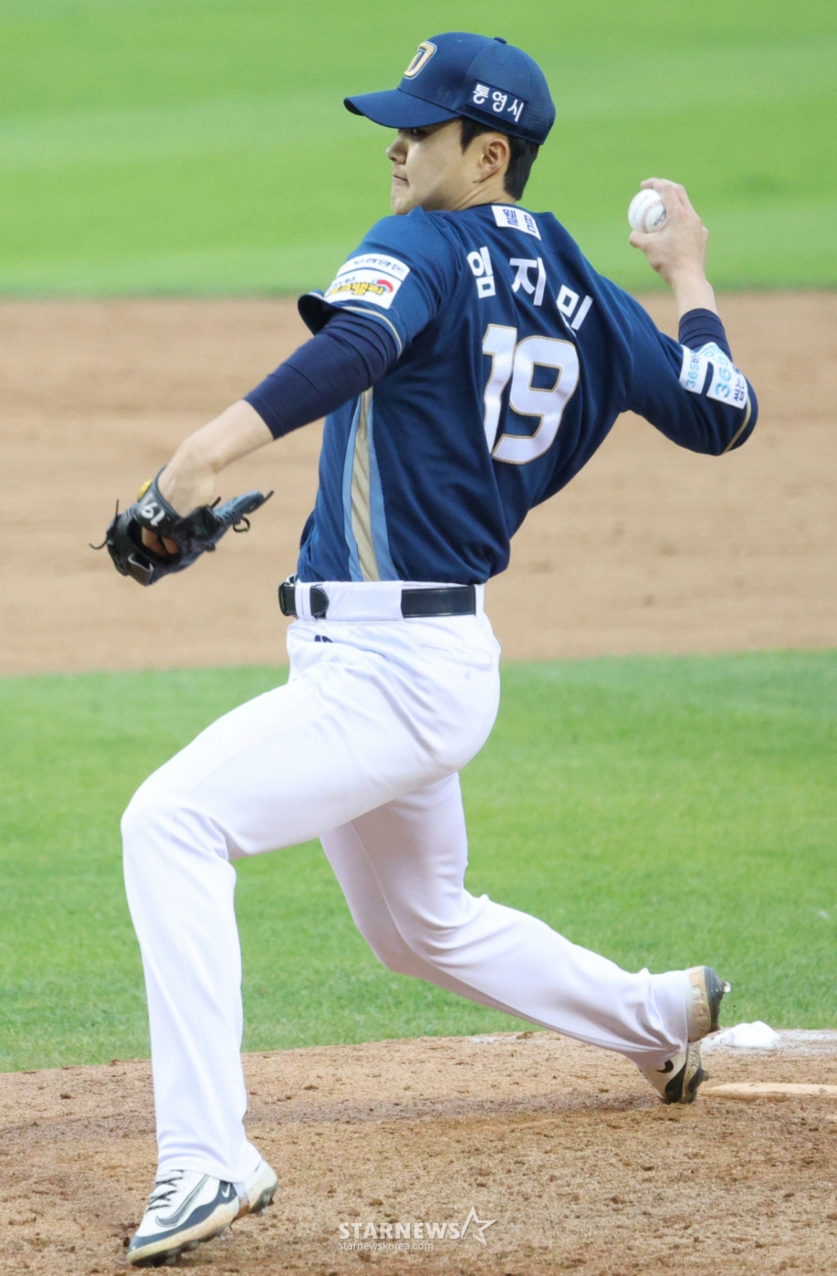 El partido de la Liga KBO Shinhan SOL 2026 entre LG Twins y NC Dinos se celebró el día 3 en el estadio de béisbol Jamsil de Seúl. Lim Ji-min de NC está lanzando con gran esfuerzo. /Foto=corresponsal jefe Kim Jin-kyung kim.jinkyung@