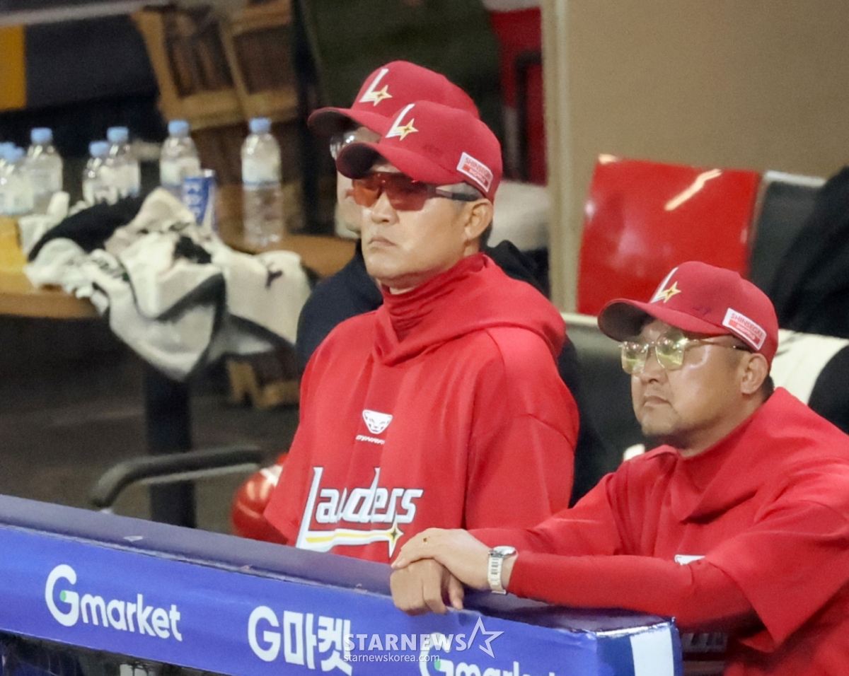 Lee Seung-yong, entrenador de SSG Landers (al centro). /foto=reportero sénior Kang Young-jo