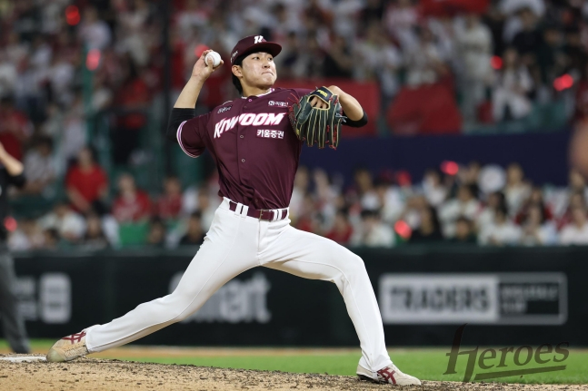 キウムヒーローズのキム·ソジュンが2日、SSGランダース戦で8回裏に登板し、投球をしている。 /写真=キウムヒーローズ提供