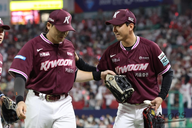 キウムヒーローズの金久保裕斗（右）が2日、SSGランダース戦で8回裏、失点なしに阻止した後、ダッグアウトに向かっている。 /写真=キウムヒーローズ提供