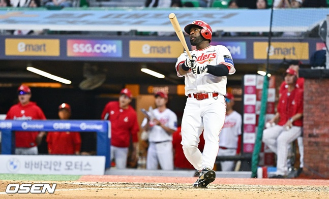 SSG Landers' Guillermo Heredia watches his ball after hitting a two-run tying home run in the bottom of the 8th inning during the 2026 Shinhan SOL KBO League home game against Kiwoom Heroes at Incheon SSG Landers Field on the 3rd.