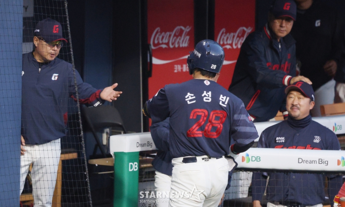 El director Kim Tae-hyung de Lotte (izquierda) saluda a Son Seong-bin. /Foto=corresponsal jefe Kim Jin-kyung
