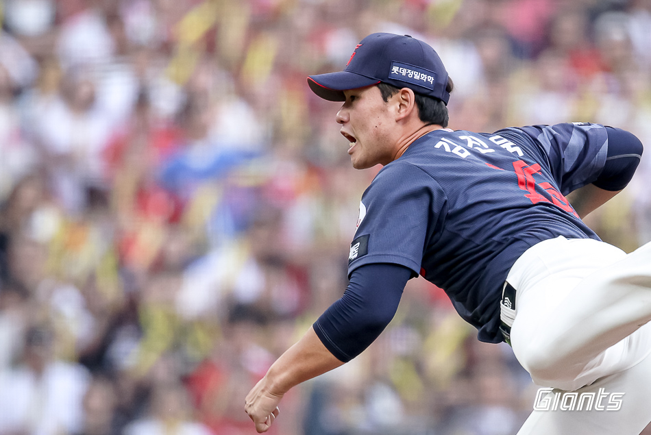 Lotte's Kim Jin-woo pitches during the the 3rd game against KIA in Gwangju. /Photo=Lotte Giants