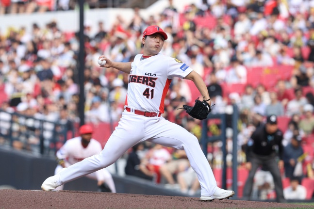 KIA's Hwang Dong-ha pitches during the the 3rd game against Lotte in Gwangju. /Photo=KIA Tigers