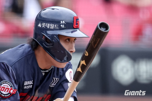 Hwang Sung-bin của Lotte ra sân trong trận đấu với Gwangju KIA vào ngày 3. /Ảnh = Cung cấp Lotte Giants