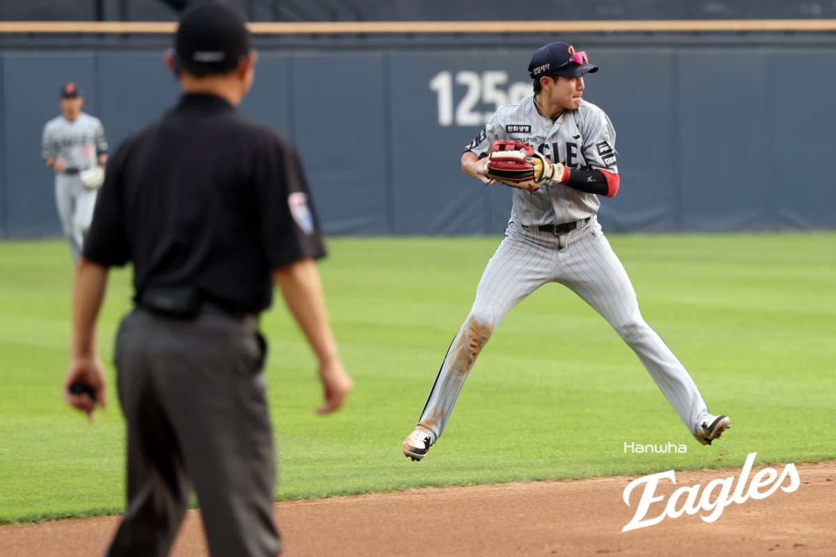 On the 3rd, Hanwha Eagles' Sim Woo-jun made a throwing error. /Photo=Hanwha Eagles