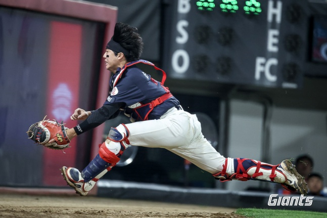 Son Seong-bin de Lotte se lanza para atrapar un elevado de sacrificio en foul durante el partido contra KIA Gwangju el día 2. /Foto=Proporcionado por Lotte Giants