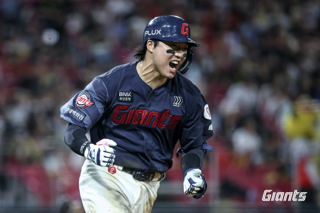 Son Seong-bin de Lotte celebra con un rugido tras conectar un doble de sacrificio con 2 carreras impulsadas en el centro-izquierdo en la parte baja del octavo inning, con dos outs y corredores en segunda y tercera base, en el partido contra KIA en Gwangju el día 2. /Foto=Proporcionado por Lotte Giants