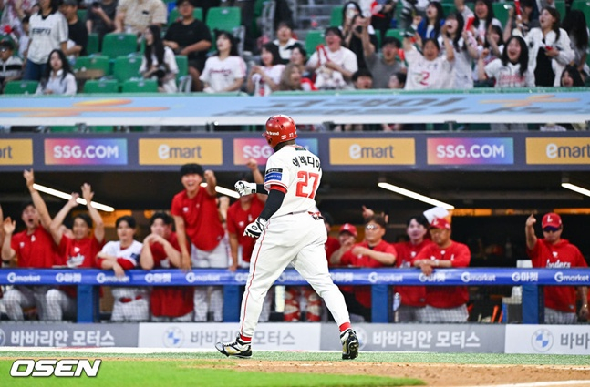 SSG Landers Eredia рада, что 3-го числа в домашней игре 2026 Shinhan SOL KBO League на стадионе SSG Landers Field в Инчхоне он забил гоме- 동점홈런투 в конце 8-го иннинга. 