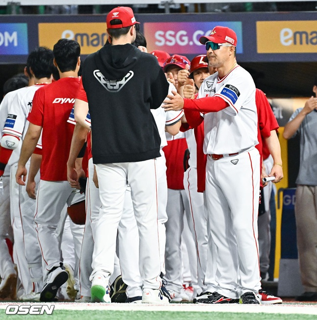 SSG Landers Otae-gon (справа) поощряет игроков после победы в домашнем матче 2026 Shinhan SOL KBO League на стадионе SSG Landers Field в Инчхоне 3-го числа.