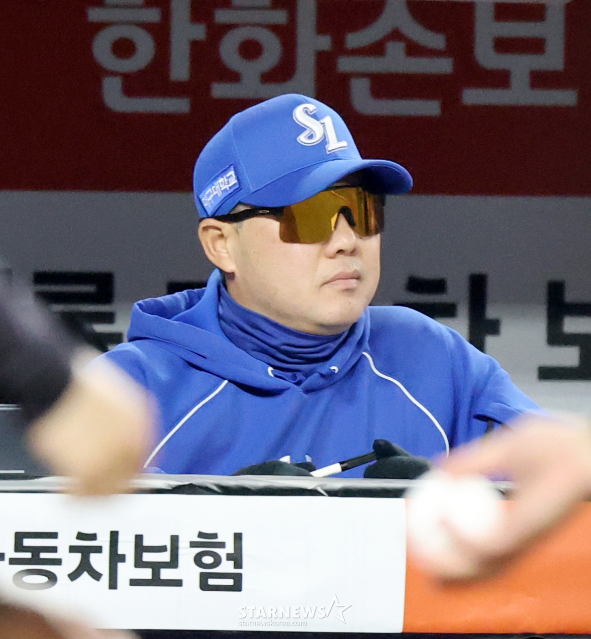 Huấn luyện viên Park Jin-man của Samsung đang điềm tĩnh nhìn ra sân trong trận đấu giữa Hanwha Egles và Samsung Lions tại giải đấu 2026 KBO League được tổ chức tại Công viên bóng đá sinh mệnh Hanwha ở Daejeon vào ngày 5. 2026.04.15. /Ảnh = Kang Young-jo cameratalks@