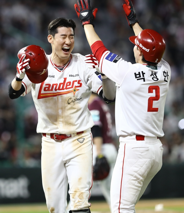 SSGランダースのオ·テゴン（左）が3日、仁川（インチョン）SSGランダースフィールドで行われた2026新韓（シンハン）SOLKBOリーグホーム試合で、9回裏、サヨナラ犠牲フライでチームの13連敗を止め、朴ソンハンの祝福を受けている。 /写真=SSGランダース提供