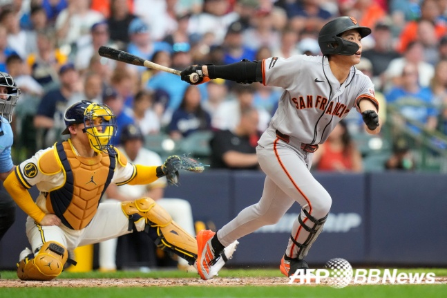 李ジョンフ（右）が4日（韓国時間）、2026MLBレギュラーシーズンのミルウォーキーとの訪問試合で安打を放った。 /AFPBBNews=ニュース1 