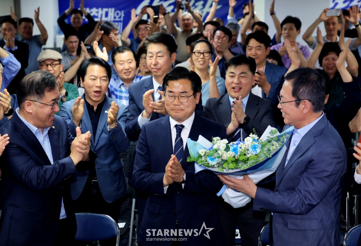 [Incheon=NEWSIS] Reporter Jeon Jin-hwan = Park Chan-dae, the Democratic Party of Korea candidate for Incheon mayor, received congratulations from supporters on the 4th at the election headquarters in Michuhol-gu, Incheon, after his victory became certain. (Joint reporting) 2026.06.04. photo@newsis.com /Photo=Jeon Jin-hwan