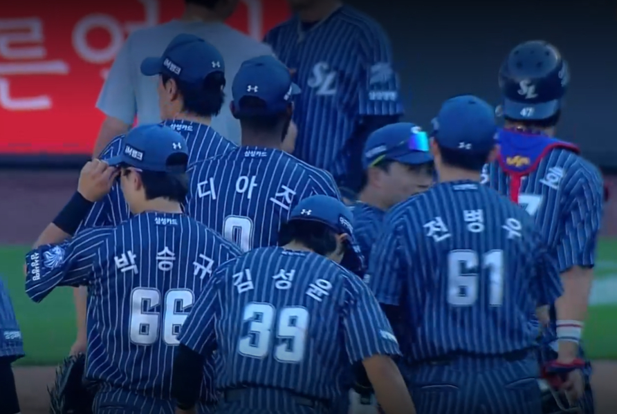 5月31日の試合直後、話をする李ヨンチャン（上左）と具滋旭（ク·ジャウク）。 /写真=中継画面キャプチャー