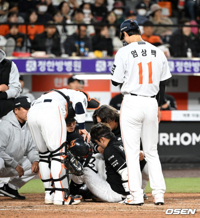 3月31日、大田（テジョン）での試合で、韓化（ハンファ）投手のオム·サンベクが倒れているKTのホ·ギョンミンを見守っている。 /写真=OSEN