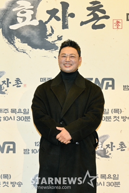 El entrenador deportivo Yang Chi-seung asistió el día 1 de la tarde a la rueda de prensa de lanzamiento del programa de variedades de ENA "Hyojacheon", celebrada en el Hotel Stanford de Seúl, en el distrito de Sangam-dong, y posó para las cámaras. /foto=ENA 2022.12.01