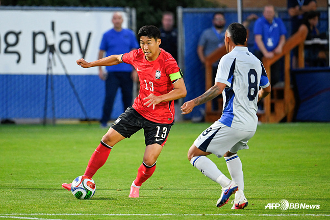 South Korean striker Son Heung-min (left) attempting an attack. /AFPBBNews=NEWS1
