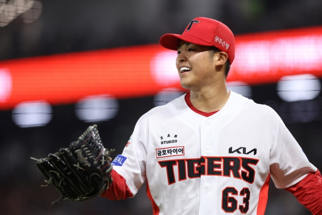 Shirakawa de KIA sonríe tras su gran actuación en el partido contra Lotte de Gwangju el día 4. /Foto=KIA Tigers