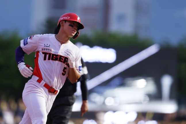 Kim Do-young de KIA conectó su jonrón número 16 de la temporada en el final de la cuarta entrada del partido contra Lotte de Gwangju el día 4. /Foto=Proporcionado por los Tigres de KIA