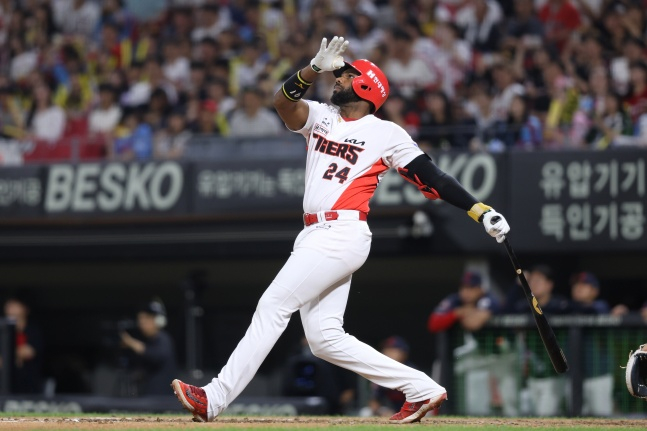 Adelelin de KIA conectó un jonrón al centro-izquierda en la parte baja de la quinta entrada, con bases llenas y sin outs, en el partido contra Lotte de Gwangju el día 4. /Foto=KIA Tigers