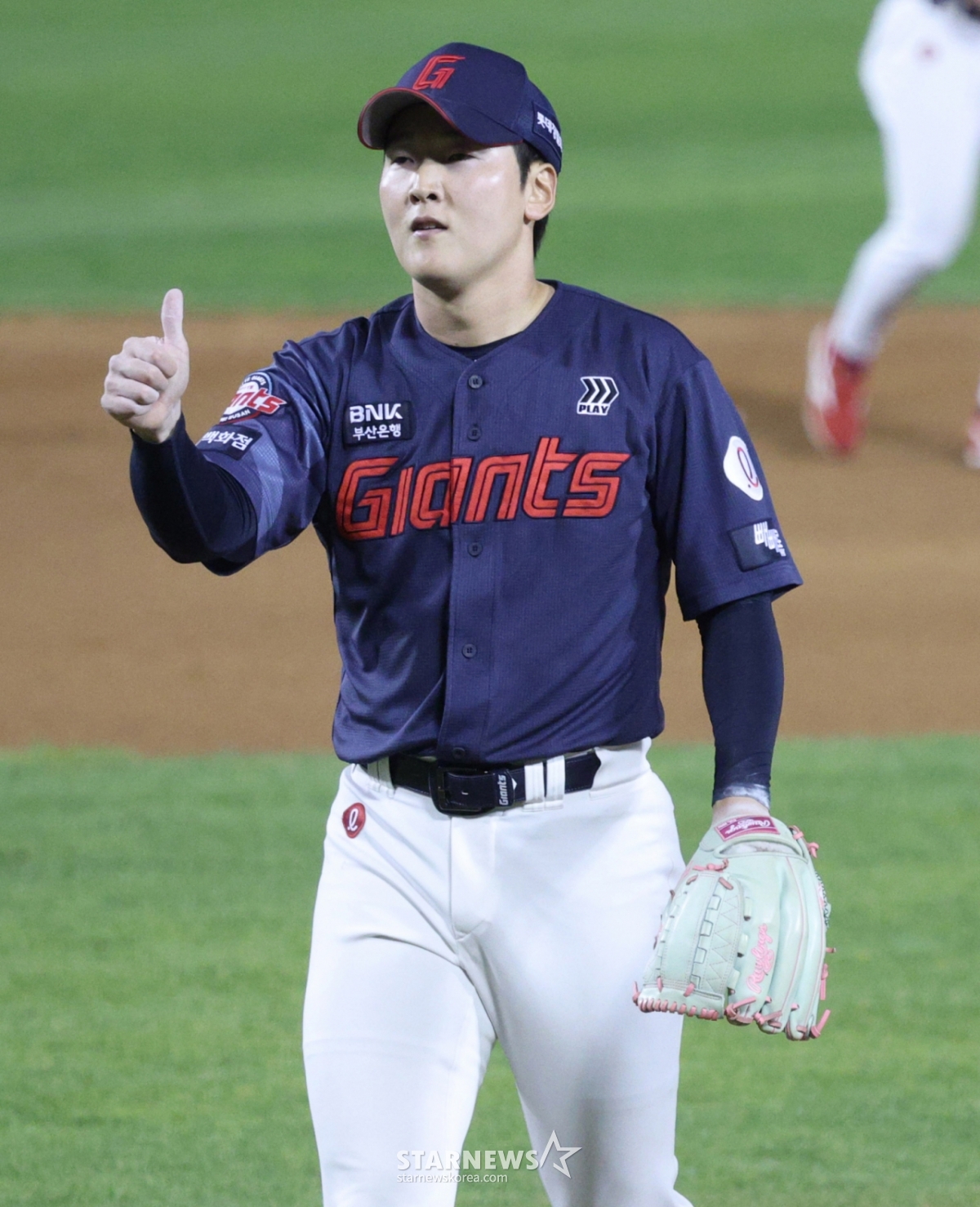 2026新韓（シンハン）SOLKBOリーグ、LGツインズ対ロッテジャイアンツの試合が15日、ソウル蚕室（チャムシル）野球場で行われた。  ロッテの崔俊容（チェ·ジュンヨン）が9回裏に救援登板し、試合を終えた後、ソン·ソンビンに親指を立てている。 /写真=キム·ジンギョン待機者 