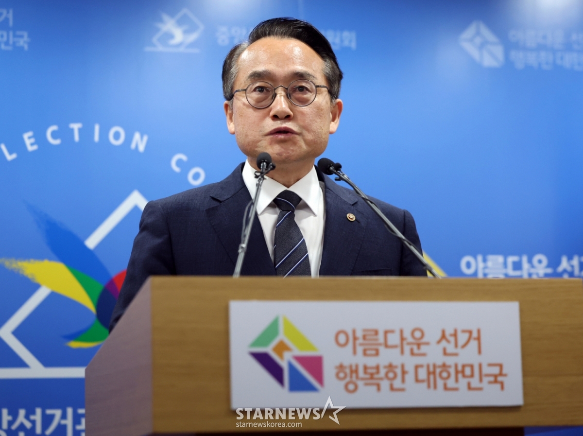 (Seoul=NEWS1) Reporter Kim Jin-hwan = National Election Commission Secretary-General Heo Cheol-hoon offered a public apology at the Gwacheon National Election Commission headquarters on the 3rd, the day the the 3rd local election main voting took place, regarding the ballot shortage incident that occurred at some polling stations including Songpa-gu and Gangnam-gu in Seoul. 2026.6.3/NEWS1 Copyright © NEWS1. All rights reserved. No unauthorized reprinting, redistribution, or use for AI training. /Photo=NEWS1) Reporter Kim Jin-hwan