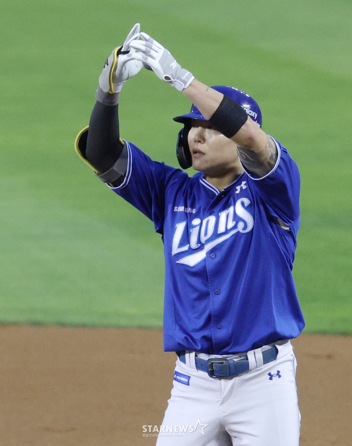 El partido entre los Doosan Bears y los Samsung Lions de la Liga KBO Shinhan SOL se celebró el 28 en el estadio de béisbol Jamsil de Seúl. Ryu Ji-hyuk de Samsung, tras conectar un hit de doble base con una carrera impulsada en la parte baja de la cuarta entrada, con bases llenas y un out, realiza una celebración. /Foto=Kim Jin-kyung kim.jinkyung@