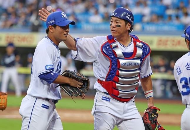 Yang Woo-hyun (left) receives encouragement from Kang Min-ho during the match against NC on the 3rd. /Photo=Samsung Lions