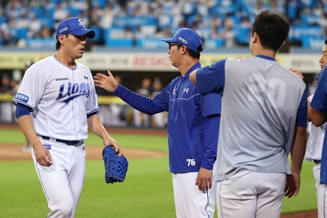 Kim Jae-yoon (left) is returning to the dugout after being substituted in the NC game on the 3rd. /Photo=Samsung Lions