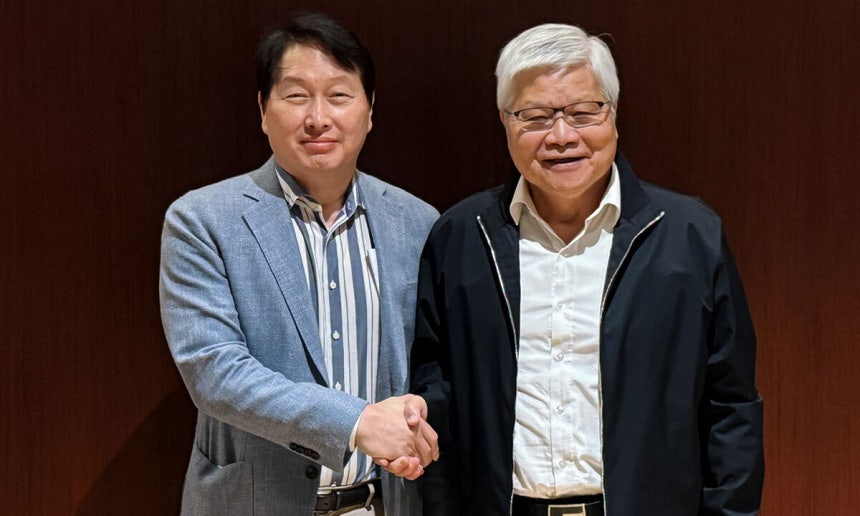  崔泰源（チェ·テウォン）SKグループ会長（左）とウェイザーでTSMC会長。 写真提供=SK