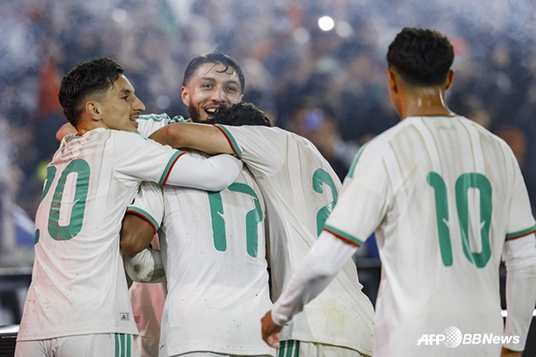 Jugadores de la selección nacional de fútbol de Argelia celebran tras marcar el gol de la victoria. /AFPBBNews=NEWS1
