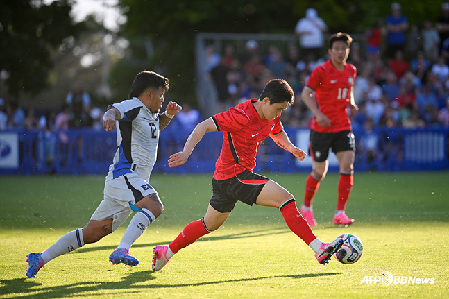 Lee Dong-gyeong (right) focusing on the match. /AFPBBNews=NEWS1