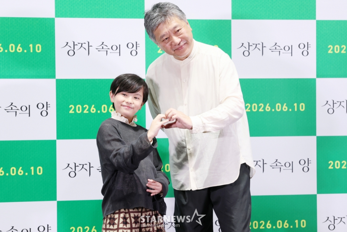俳優の桑木林、映画監督の是枝裕和が4日午後、ソウル江南区メガボックスコエックスで開かれた映画「箱の中の羊」(監督是枝裕和)の来韓記者懇談会に参加しポーズを取っている。 /2026.06.04 /写真=キム·フィソン hwijpg@