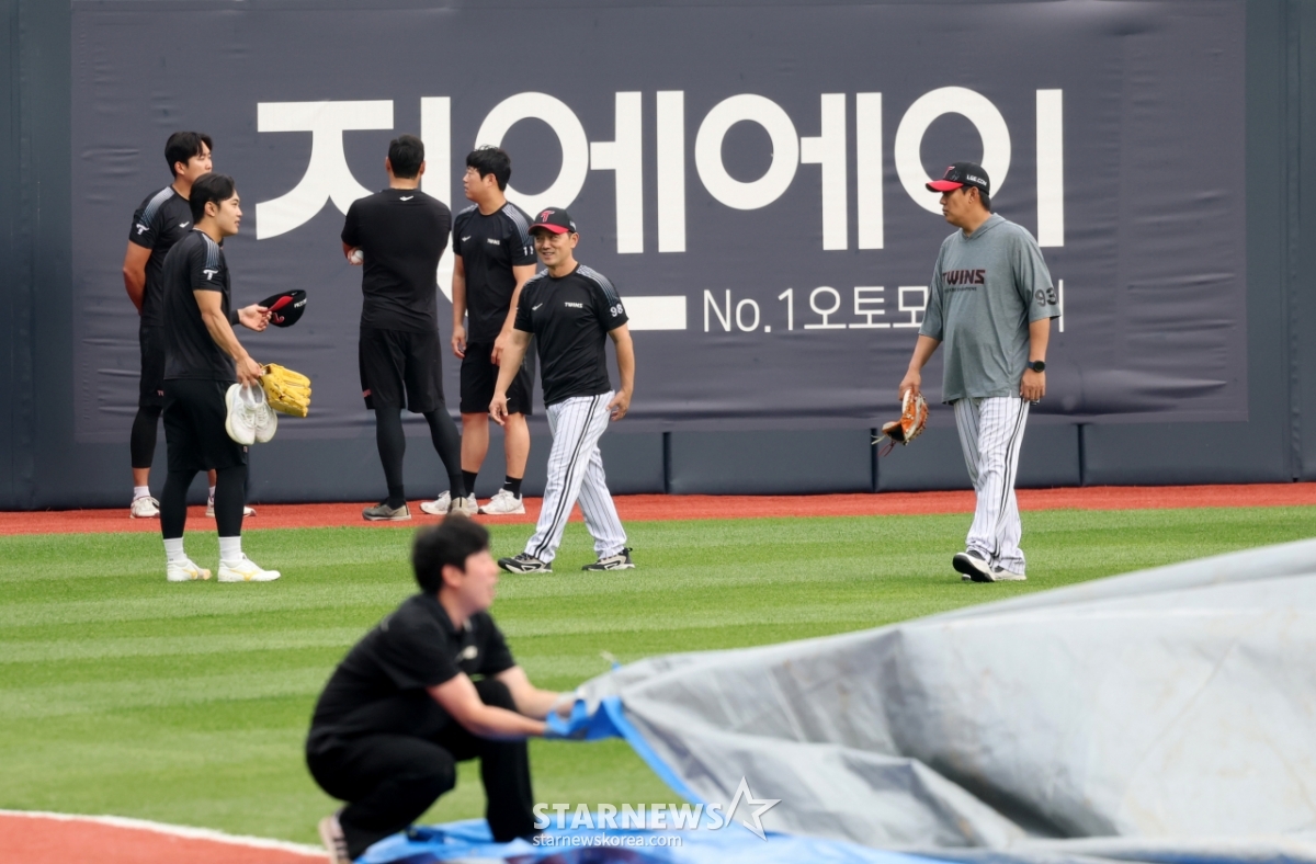[포토] '소나기는 지나가고' KT-LG 경기 준비하는 위즈파크