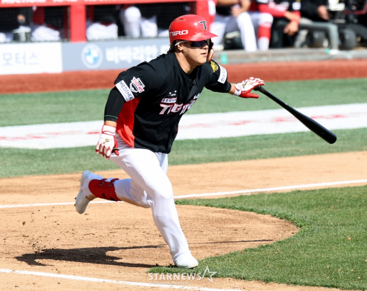 El quinto bateador de Kia, Kim Sun-bin, logra una base con un hit de 2 carreras en la parte baja de la quinta entrada, con bases llenas y sin outs, en el partido de apertura de la temporada 2026 de la KBO entre los SSG Landers y los Kia Tigers, que se disputa el 28 de 2026 en el campo Incheon SSG Landers. /foto=reportero sénior Kang Young-jo