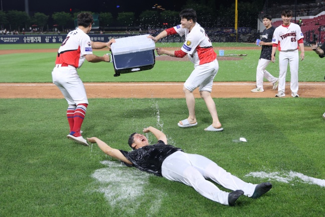 KIAの選手たちが4日、光州（クァンジュ）ロッテ戦で勝利した後、白川（横になっている選手）に水を注いでいる。 /写真=KIAタイガース提供 