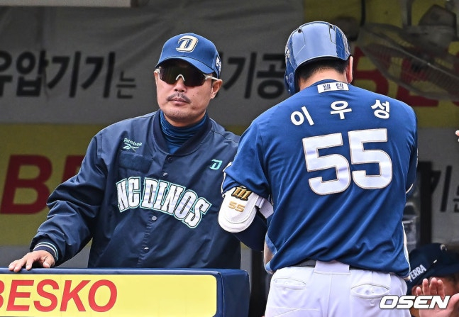 El entrenador Lee Ho-jun (zurdo) está saludando a Lee Woo-seong y a Haifa.