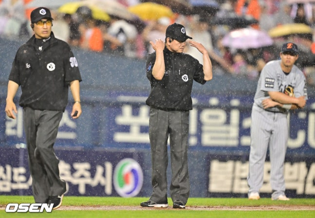 Justo antes de comenzar el final de la cuarta entrada, el cuerpo arbitral detuvo el partido. /Foto=OSEN