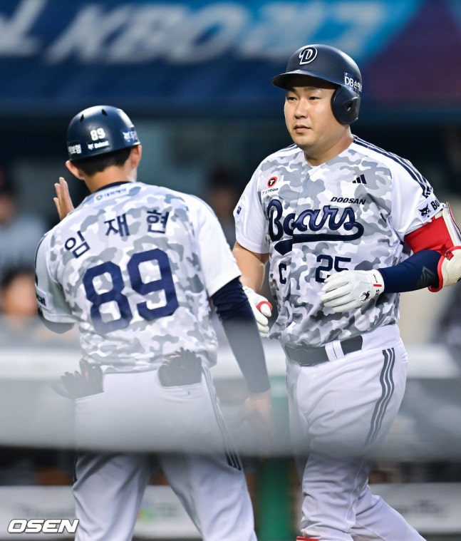斗山（トゥサン）の梁義智（ヤン·ウィジ、右）が4日、ハンファ戦の2回、ソロ本塁打を放った後、ホームインしている。 /写真=OSEN