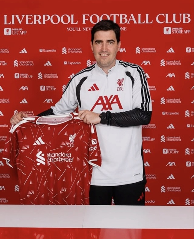 El entrenador Andoni Iraola. /Foto=Redes sociales de Liverpool