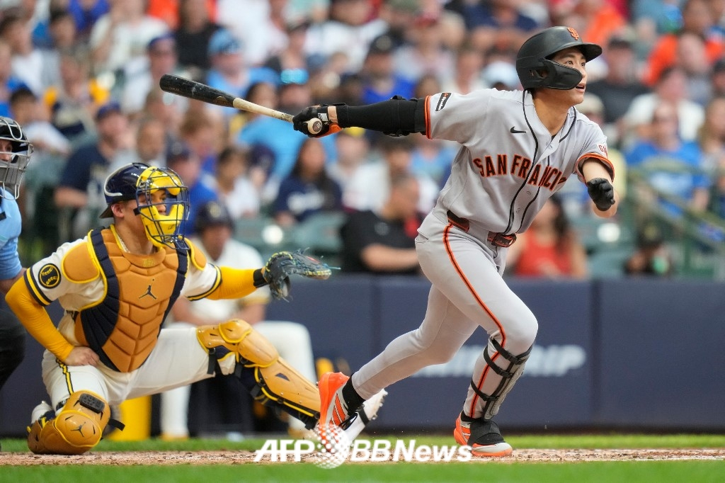 Jardinero de los San Francisco Giants Lee Jung-hoo (derecha). /AFPBBNews=NEWS1